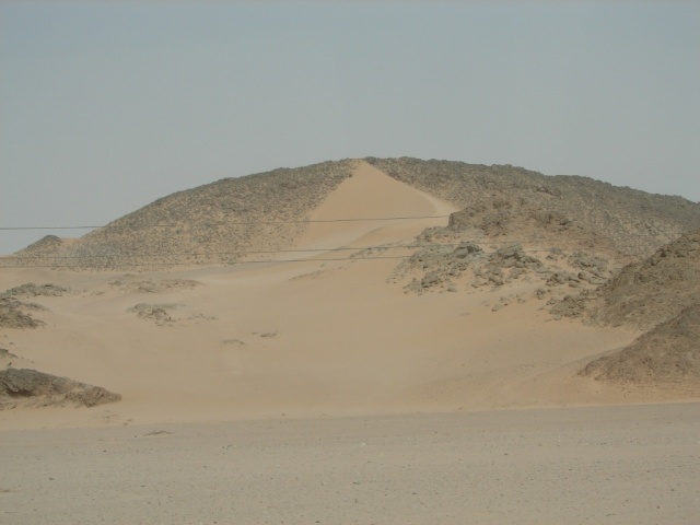 2008/03(March)/AroundTheWorld/Egypt/Karnak/640x480_Desert on other side blows a river of sand.jpg